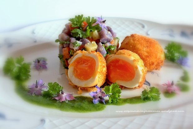Frittierte Eier und Möhren-Kartoffel-Salat